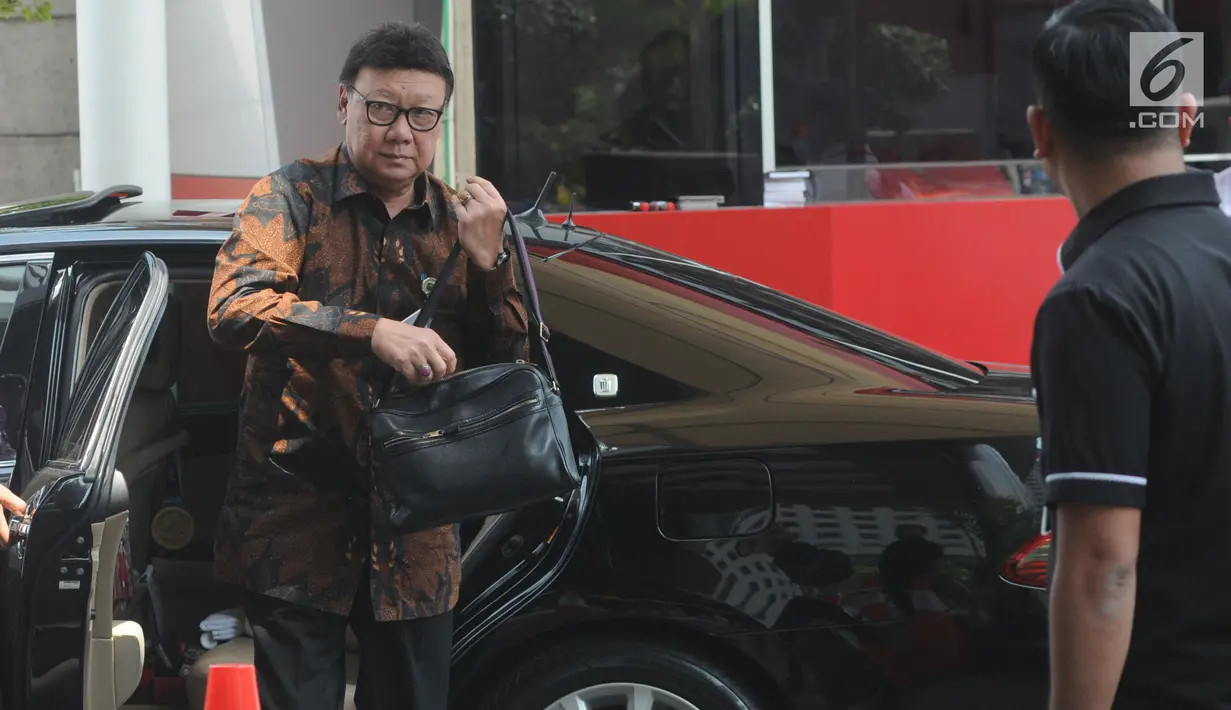 Menteri Dalam Negeri Tjahjo Kumolo mendatangi Gedung KPK, Jakarta, Kamis (22/8/2019). Kedatangannya untuk rapat lintas kementerian dan lembaga membahas pemanfaatan Nomor Induk Kependudukan (NIK) untuk perbaikan basis data pemberian bantuan sosial (Bansos). (merdeka/com/Dwi Narwoko)