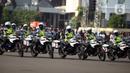 Polisi menunjukkan kemampuan mengendarai motor gede saat apel pasukan Operasi Patuh Jaya 2020 di Lapangan Polda Metro Jaya, Jakarta, Kamis (23/7/2020). Operasi Patuh Jaya 2020 digelar di seluruh wilayah hukum Polda Metro Jaya mulai 23 Juli hingga 5 Agustus 2020. (merdeka.com/Imam Buhori)