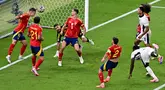 Pemain Spanyol Dani Olmo melakukan penyelamat heroik menggagalkan gol Inggris final Euro 2024. Aksi itu jadi salah satu yang membuat Spanyol menyegel gelar juara Euro 2024. (AFP/Tobias Schwarz)