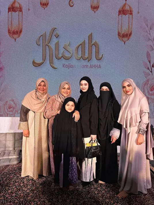 Selasa (24/10), putri sulung Krisdayanti dan Anang Hermansyah ini menggelar pengajian jelang kelahiran di kantornya dengan tajuk 'KISAH' (Kajian Islam AHHA). [Instagram/mommy_starla]