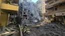 Sebuah bangunan yang hancur terlihat di lokasi serangan Israel di Tyre, Lebanon Selatan, pada Kamis 28 Mei 2026. (KAWANT HAJU/AFP)