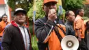 Seorang karyawan PT Pos Indonesia berorasi saat berunjuk rasa di depan Gedung Direksi PT Pos Indonesia, Jakarta, Senin (25/6). Para pengunjuk rasa tergabung dalam Serikat Pekerja PT Pos Indonesia. (Liputan6.com/Arya Manggala)
