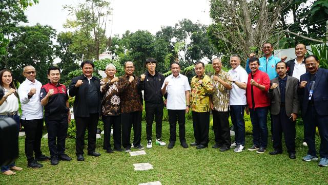 Menteri Pemuda dan Olahraga (Menpora), Zainudin Amali bersama pelatih Timnas Indonesia, Shin Tae-yong, dan pengurus PSSI di Universitas Pendidikan Indonesia (UPI), Bandung.