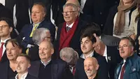 Ekspresi mantan pelatih Manchester United, Sir Alex Ferguson saat Setan Merah berhasil menang come back atas Lyon dalam laga leg 2 Perempat Final Liga Europa 2024/2025 di Old Trafford, Manchester, Inggris, Jumat (18/04/2025) dini hari WIB. (AFP/Oli Scarff)