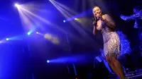 Mengusung tema Intimate Night, merdunya suara emas Ruth Sahanaya menambah intimnya suasana Stage Empire di Colosseum Club, Jakarta, (9/9/14). (Liputan6.com/Faisal R Syam)