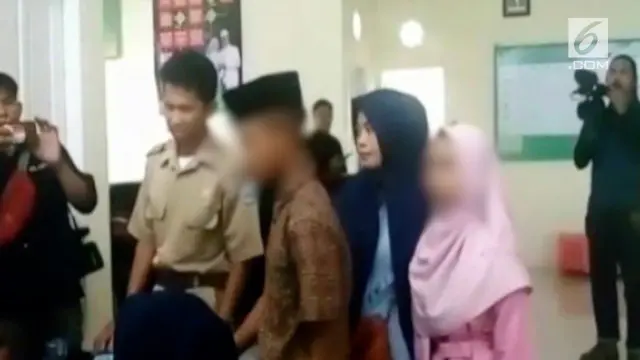 Pasangan di bawah umur melangsungkan pernikahan secara tertutup di KUA Bantaeng, Sulawesi Selatan.