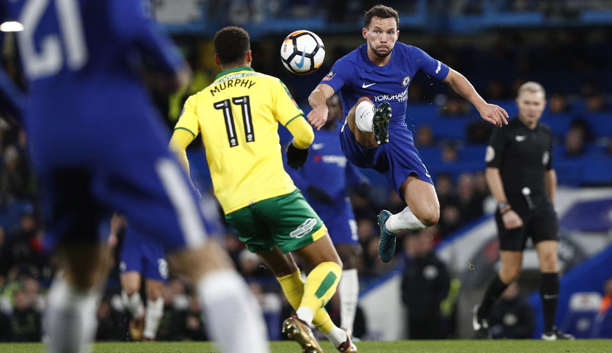 Danny Drinkwater didatangkan dari Leicester menuju Chelsea pada musim 2015/2016 silam. Sayangnya kariernya malah mengalami penurunan akibat jarang mendapat kesempatan bermain oleh The Blues. Akhirnya ia lebih banyak dipinjamkan pada musim lalu. (Foto: AFP/Adrian Dennis)