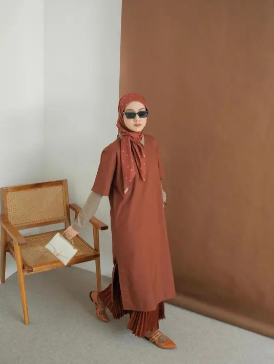 OOTD tunik dan rok plisket warna senada juga menarik untuk dicoba. Agar tak terlalu polos, kamu bisa pilih hijab bermotif seperti potret satu ini. (Instagram/inasrana).