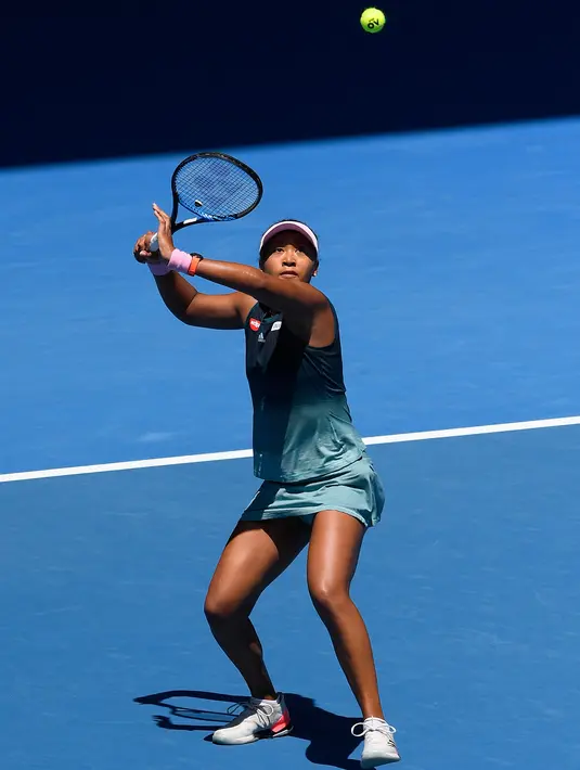 Petenis Jepang, Naomi Osaka melakukan servis ke lawannya petenis Ukraina, Elina Svitolina pada perempat final Australia Terbuka 2019 di Melbourne, Rabu (23/1). Naomi Osaka sukses meraih tiket semifinal pertamanya di Australia Terbuka. (AP/Andy Brownbill)