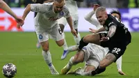 Pemain Eintracht Frankfurt, Philipp Max (kanan) berebut bola dengan pemain Napoli, Stanislav Lobotka dan Eljif Elmas pada laga leg pertama 16 besar Liga Champions 2022/2023 yang berlangsung di Deutsche Bank Park, Rabu (22/2/2023) WIB. (AFP/Daniel Roland)