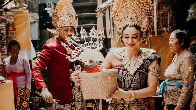 7 Potret Jerinx dan Nora Alexandra Philip Saat Lakukan Upacara Pernikahan Adat Bali