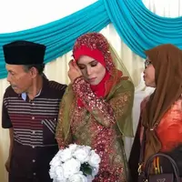 Meskipun sudah menikah secara sah, namun perempuan ini harus menerima kenyataan pahit kalau ia hanya bisa menggelar resepsi pernikahan sendirian. (Foto: Instagram @badriyahamir)