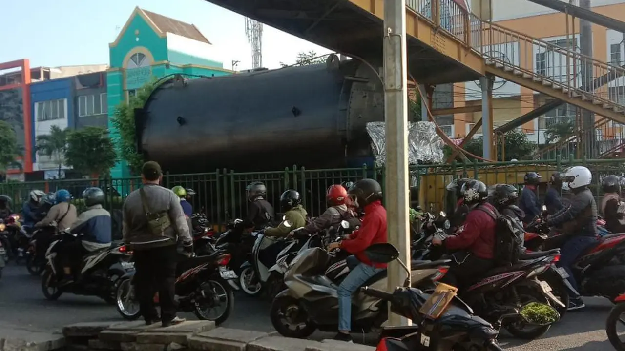 Truk tangki muatan besi tersangkut di JPO Grand Mall Bekasi. (Liputan6.com/Bams Sinulingga)