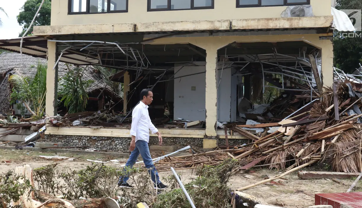 Presiden Joko Widodo atau Jokowi meninjau lokasi terdampak tsunami Selat Sunda di Carita, Banten, Senin (24/12). Usai meninjau dampak tsunami, Jokowi langsung menuju Puskesmas dan pengungsian. (Liputan6.com/Angga Yuniar)
