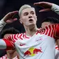 Benjamin Sesko, striker muda Slovenia berusia 20 tahun yang kini tengah menjalani musim pertama bersama RB Leipzig di Bundesliga total telah mencetak 7 gol dari 22 laga di semua ajang. Kekurangan menit bermain akibat hanya jadi pilihan kedua di RB Leipzig, membuat sang pemain diyakini akan menerima tawaran Manchester United untuk hengkang pada bursa transfer Januari 2024. MU pun harus bersaing dengan beberapa klub lain yang juga meminatinya, seperti Chelsea, Arsenal dan Newcastle United. (AFP/Ronny Hartmann)