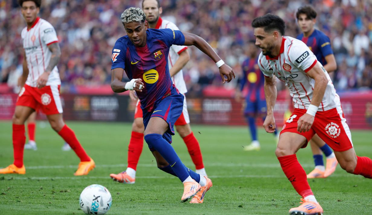 Pemain Barcelona, Lamine Yamal, berusaha melewati pemain Girona pada laga pekan ke-9 La Liga 2025/2026 di Stadion Olimpic Lluis Companys, Sabtu (18/10) malam WIB. (AP Photo/Joan Monfort)