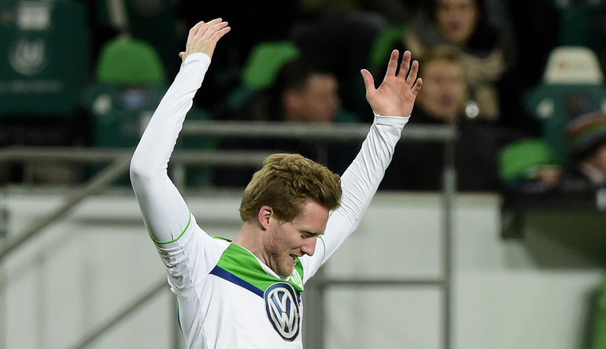 Pemain Wolfsburg, Andre Schuerrle merayakan golnya ke gawang KAA Gent pada leg kedua babak 16 besar Liga Champion di di Volkswagen Arena, Wolfsburg, Rabu (9/3/2016) dini hari WIB. (AFP/John Macdougall)