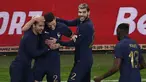 Bek Prancis #02 Benjamin Pavard (Kiri) merayakan bersama rekan satu timnya setelah mencetak gol ke gawang Skotlandia pada laga persahabatan di Decathlon Arena, Rabu (18/10/2023) dini hari WIB. (Sameer Al-Doumy / AFP)