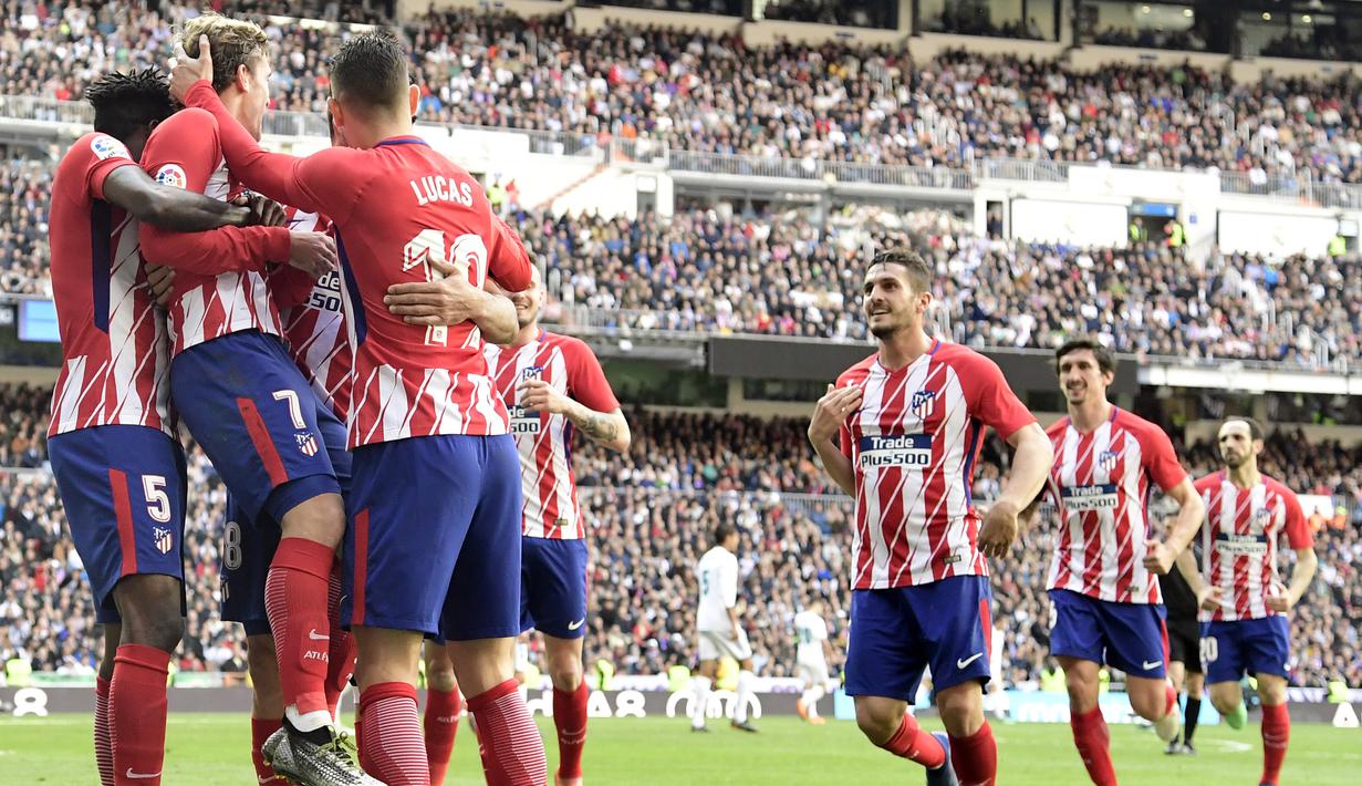 Para pemain Atletico Madrid merayakan gol yang dicetak Antoine Griezmann ke gawang Real Madrid pada laga La Liga Spanyol di Stadion Santiago Bernabeu, Madrid, Minggu (8/4/2018). Kedua klub bermain imbang 1-1. (AFP/Javier Soriano)