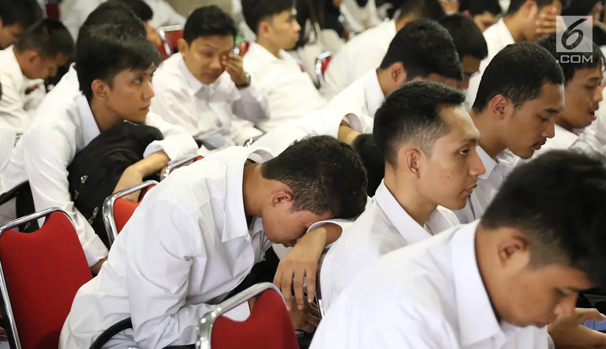 Peserta menunggu tes Seleksi Kompetensi Dasar (SKD) calon pegawai negeri sipil (CPNS) di Gedung Wali Kota Jakarta Selatan, Jumat (26/10). Tes SKD CPNS yang sedianya dimulai pukul 08.00 WIB namun molor. (Liputan6.com/Immanuel Antonius)