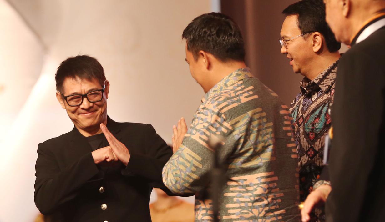 Bintang Film Jet Li (kanan) memberi salam kepada Menpora Imam Nahrawi pada Pembukaan Kejuaraan Dunia Wushu 2015 di JCC, Senayan, Jakarta, Jumat (13/11/2015) WIB. (Bola.com/Nicklas Hanoatubun).