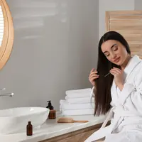 Seorang wanita dengan rambut sehat dan berkilau. (NewAfrica/depositphotos)