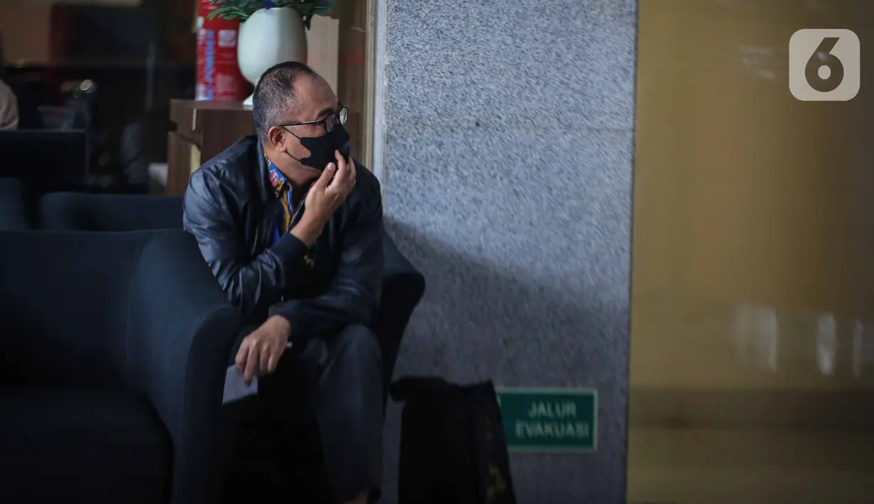Mantan pejabat Ditjen Pajak Kementerian Keuangan (Kemenkeu) Rafael Alun Trisambodo mendatangi Gedung Merah Putih Komisi Pemberantasan Korupsi (KPK), Jakarta, Rabu (1/2/2023). Ayah Mario Dandy Satrio yang mengenakan jaket hitam itu datang seorang diri.  (Liputan6.com/Faizal Fanani)