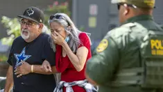 Seorang wanita menangis saat meninggalkan Uvalde Civic Center menyusul penembakan pada hari sebelumnya di Robb Elementary School , Uvalde, Texas, Amerika Serikat, 24 Mei 2022. Sebanyak 14 murid yang dilaporkan tewas dan satu orang korban lain adalah guru. (William Luther/The San Antonio Express-News via AP)