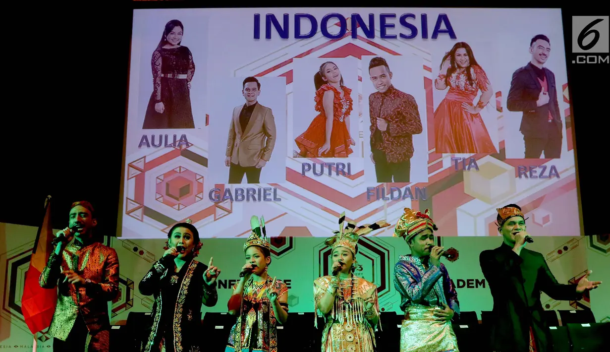 Enam pedangdut dari Indonesia tampil saat konferensi pers Dangdut Academy Asia ke 3 di SCTV Tower, Jakarta, Kamis (19/10). Indonesia sudah memastikan enam akademia yang akan menjadi wakil mereka di ajang ini. (Liputan6.com/Helmi Afandi)