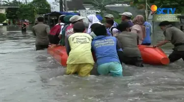 Warga Total Persada dan Perumahan Regency City mulai khawatir akibat banjir tak kunjung surut. Karena tanggul pasir darurat tak mampu lagi menahan air Kali Ledug.