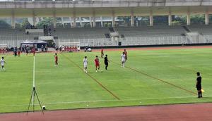 Luke Vickery (putih) dan Mathew Baker (merah) ikut serta dalam sesi internal game Timnas Indonesia di Stadion Madya GBK, Jakarta, Sabtu (30/5/2026). (Bola.com/Hery Kurniawan)