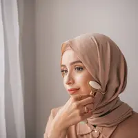 Simak tutorial memakai hijab pashmina panjang. (pexels.com/PNW Production).