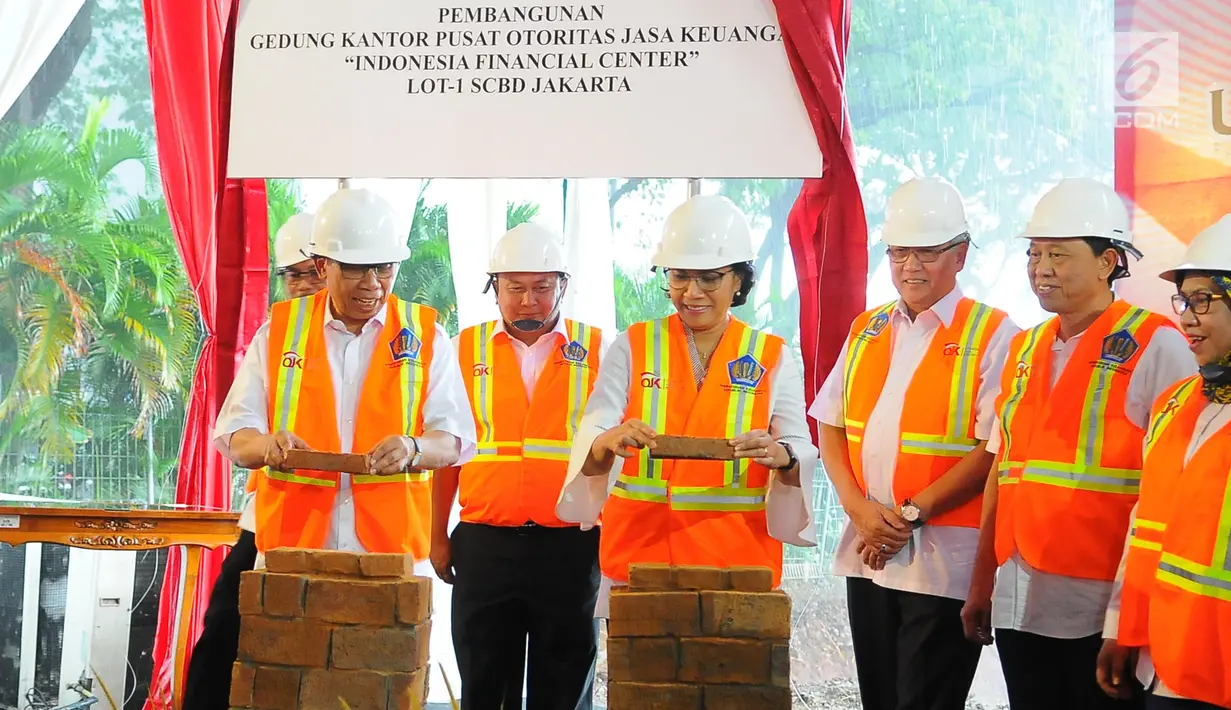 Menkeu Sri Mulyani (tengah) bersama Ketua Otoritas Jasa Keuangan (OJK) Wimboh Santoso (kiri) saat seremonial peletakan batu pertama pembangunan Kantor Pusat OJK di Jakarta, Selasa (2/4). Kantor Pusat OJK bernama Indonesia Financial Center. (Liputan6.com/Angga Yuniar)