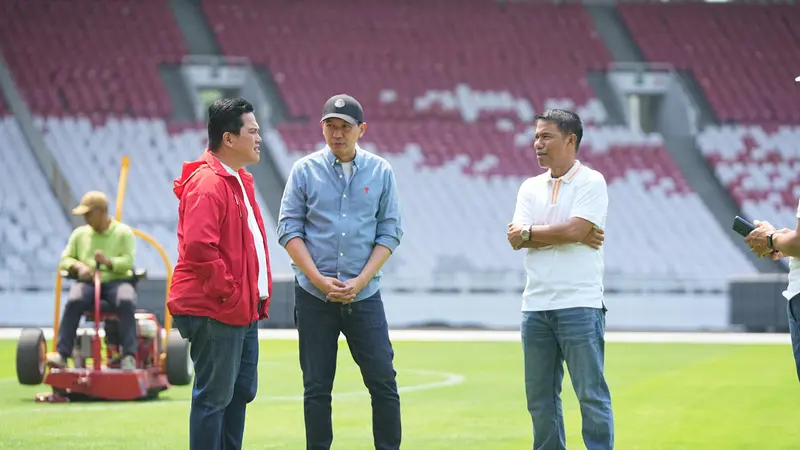 Erick Thohir di lapangan Stadion Utama Gelora Bung Karno