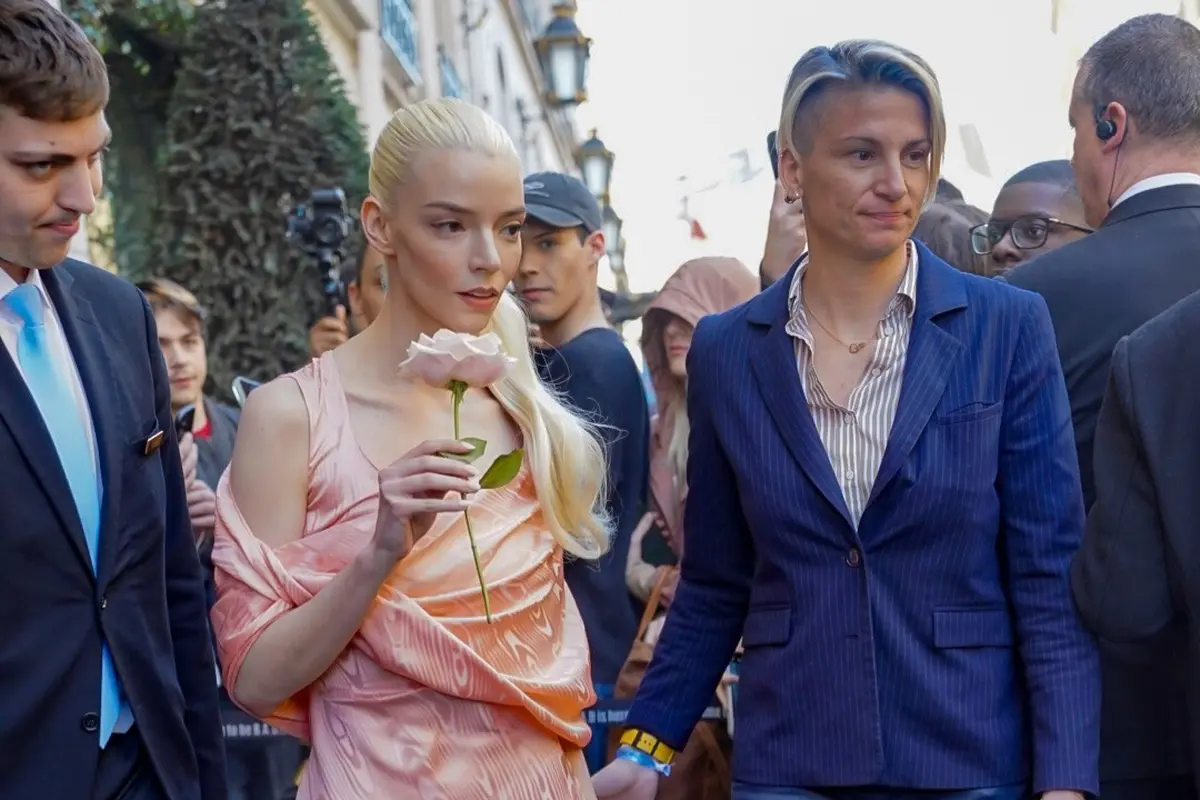 Bukan Tas Dior, Anya Taylor Joy Justru Menjinjing Bunga Mawar Saat Hadiri Paris Fashion Week