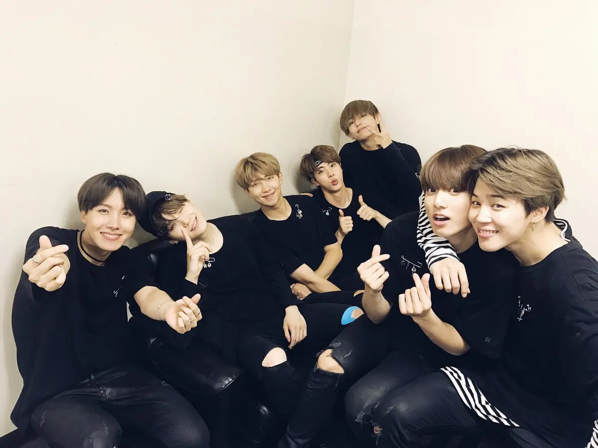 BTS (Twitter/bts_bighit)