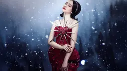 Pemotretan dilakukan oleh fotografer Fandy dari FD Photography. Penampilan kedua Laura Moane memukau dalam balutan gaun panjang berwarna merah gelap tanpa lengan dengan belahan tinggi (high slit), dipadukan dengan bando manik-manik gemerlap dan aksen hati di dada. Kontras antara gaun merah gelap dan kulitnya yang putih bersih semakin menambah daya tarik penampilannya. (Liputan6.com/IG/@fdphotography90)