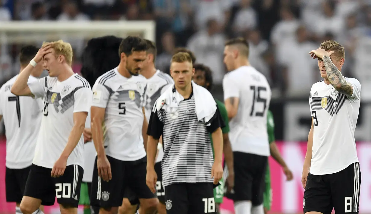 Para pemain Jerman tampak kecewa usai laga melawan Arab Saudi pada laga uji coba di Stadion BayArena, Jumat (8/6/2018). Jerman menang 2-1 atas Arab Saudi. (AP/Martin Meissner)