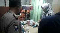 Bayi laki-laki yang ditemukan di Tangerang Selatan, Banten, Sabtu malam (1/7/2017). (Liputan6.com/Pramita Tristiawati)