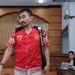 Siang tadi, guru spiritual artis itu datang mengenakan rompi tahanan warna merah. Ia mengaku tergangu dengan kamera wartawan yang terus menyorotnya. (Adrian Putra/Bintang.com)