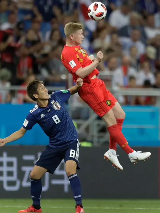 Pemain timnas Belgia, Kevin De Bruyne melompat untuk merebut bola dari pemain Jepang, Genki Haraguchi pada 16 besar Piala Dunia 2018 di Rostov Arena, Selasa (3/7). Belgia lolos ke perempat final setelah mengalahkan Jepang 3-2. (AP/Natacha Pisarenko)