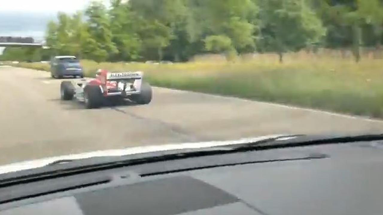 Mantan Pebalap Ngebut Pakai Mobil A1 di Jalan Umum