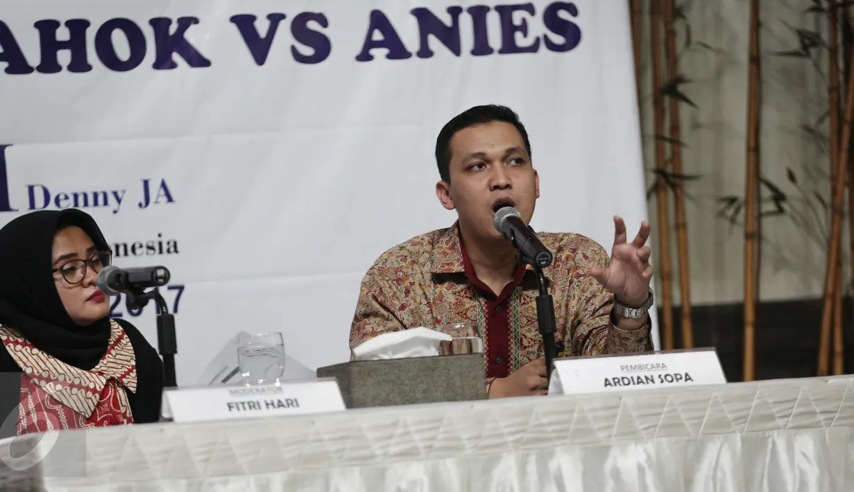 Pembicara Adrian Sopa didampingi moderator Fitri Hari memberikan keterangan saat merilis hasil riset dari Lingkaran Survei Indonesia (LSI) terkait Pilkada DKI Jakarta 2017 di Jakarta, Kamis (13/4). (Liputan6.com/Faizal Fanani)