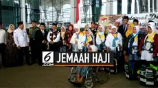 Jemaah haji Indonesia dari embarkasi Surabaya tiba di Bandara Prince Mohamed bin Abdul Aziz, Madinah. Kedatangan para jemaah disambut Duta Besar Indonesia untuk Arab Saudi Agus Maftuh.