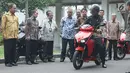 Presiden Joko Widodo (Jokowi) menjajal sepeda motor listrik Gesits di Istana Merdeka, Jakarta, Rabu (7/11). Motor listrik ini merupakan hasil kerja sama Garansindo dengan Institut Teknologi Sepuluh Nopember (ITS). (Liputan6.com/Angga Yuniar)