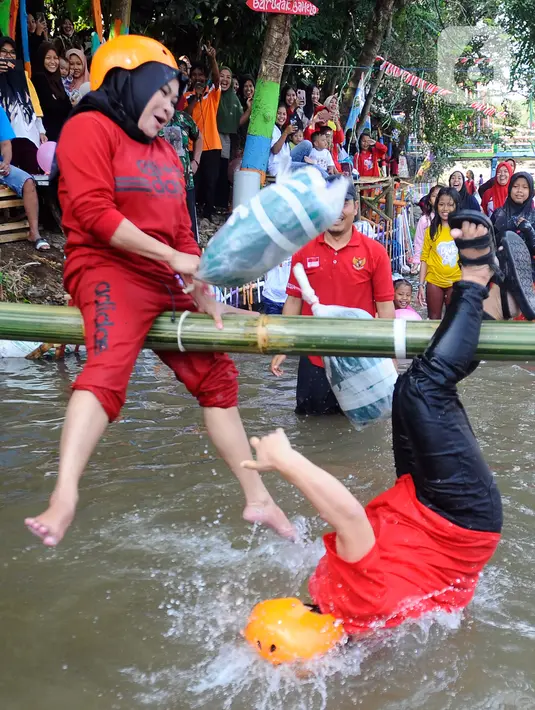 Lomba gebuk bantal biasanya berisikan dua orang peserta yang datang dari arah berlawanan. Sebagai penopangnya, lomba gebuk bantal biasanya menggunakan sebuah bambu maupun jambe. (merdeka.com/Arie Basuki)