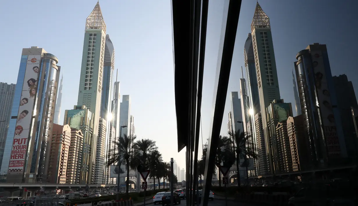 Hotel Gevora (kiri) yang memiliki 75 lantai dengan tinggi bangunan mencapai 356 meter di Sheikh Zayed Road, Dubai, Minggu (11/2). Gevora Hotel lebih besar tiga kali lipat dari Big Ben London dan 56 meter lebih tinggi dari Menara Eiffel. (KARIM SAHIB/AFP)