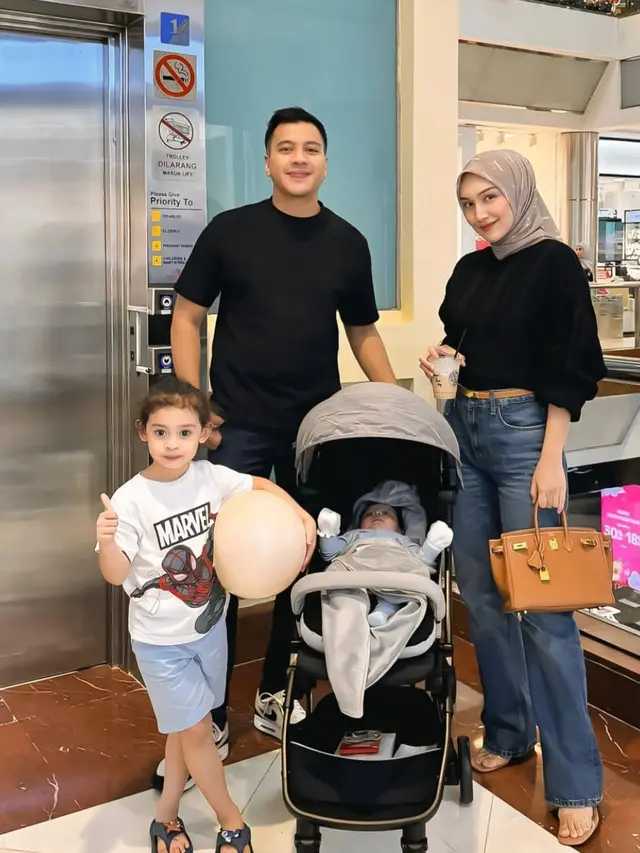 5 Potret Melody Prima Perlihatkan Wajah Anak Ketiga, Si Bungsu yang Menggemaskan (credit: instagram.com/melodyprima).
