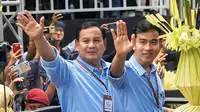 Bersama Prabowo, Gibran tampil mengenakan kemeja warna biru muda lengan panjang. Tampak ia bersama Prabowo mengenakan lanyard coklatnya. [@prabowo]