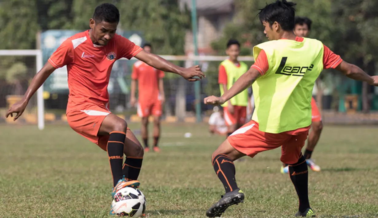 Pemain Persija, Ramdani Lestaluhu mengontrol bola saat berlatih jelang Piala Presiden 2015 di Lapangan Yon Zikon 14, Jakarta, Jumat (21/8/2015). Ramdani antusias kembali mengikuti latihan dengan Macan Kemayoran.(Bola.com/Vitalis Yogi Trisna)